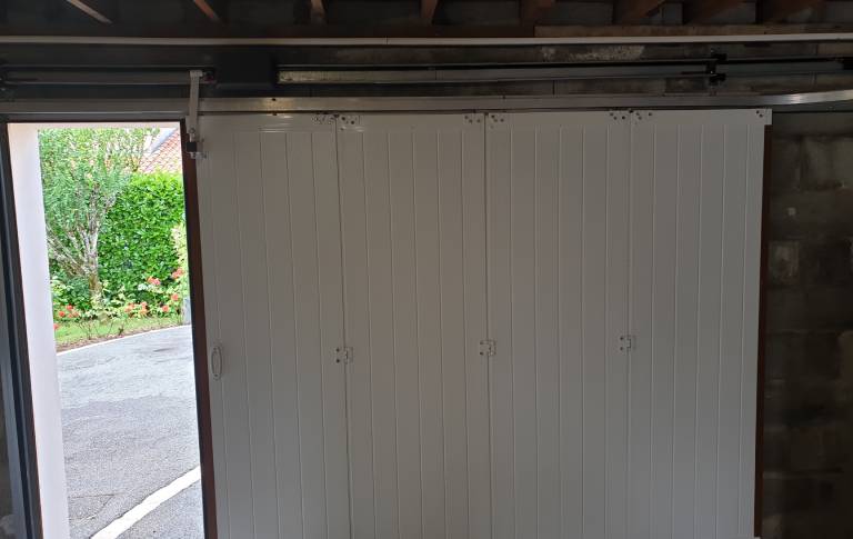 porte de garage coulissante latérale bloquée ouverte